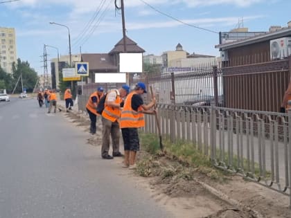 Коммунальщики приводят в порядок улицы Астрахани