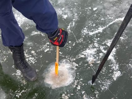 В Астрахани спасатели измерили толщину льда в городских водоемах