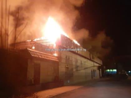 В Астрахани ночью горел супермаркет