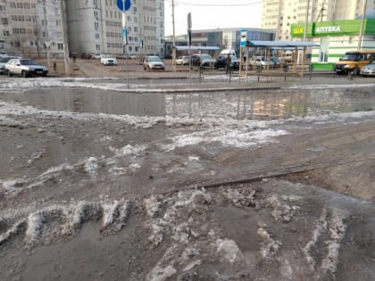 В Астрахани затопило остановку, которая не пригодилась автобусам