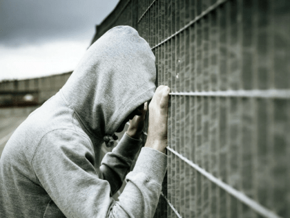 В Астрахани подросток под угрозой расправы отобрал у ровесника телефон