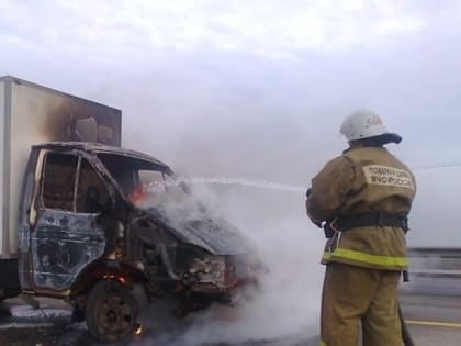 На астраханской трассе сгорел грузовик, загруженный дверьми