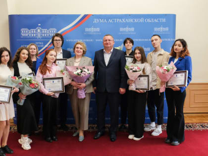 Председатель областной Думы вручил сертификаты выпускникам Школы парламентской журналистики