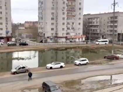 В Астрахани жители улицы Куликова третий год живут среди фекального озера