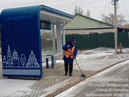 Около 100 человек расчищают от снега парки и скверы Астрахани