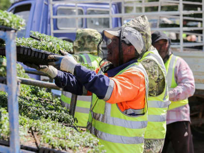 Крупнейший астраханский завод привлекает сотни работников из Узбекистана