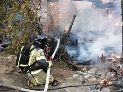 В Астрахани около парка «Аркадия» загорелся жилой дом