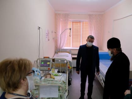 Митрополит Никон посетил детскую больницу