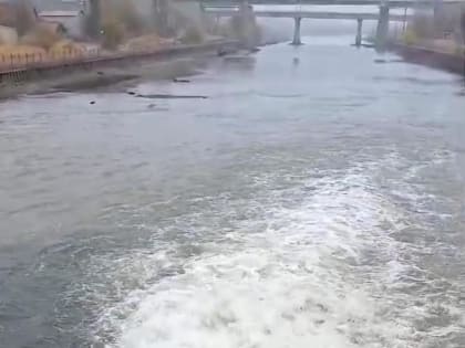 Запуск насосов для поддержания уровня воды в городских каналах