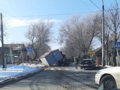В Астрахани из эвакуатора на дорогу выпал гараж