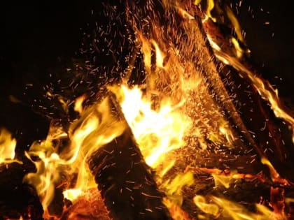 В Астрахани на пожаре в Ленинском районе погибли пенсионер и маленький ребенок