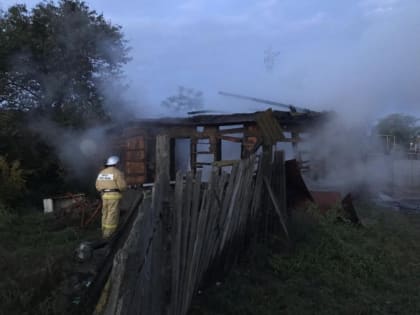 В астраханском селе на рассвете горел жилой дом