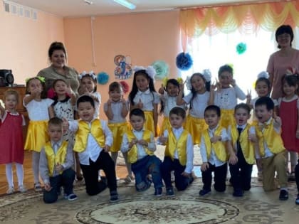 Поздравили мам и бабушек