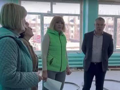 Партийный десант «Единой России» посетил ремонтируемую школу в Знаменске