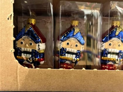 На астраханских прилавках появилась новогодняя атрибутика