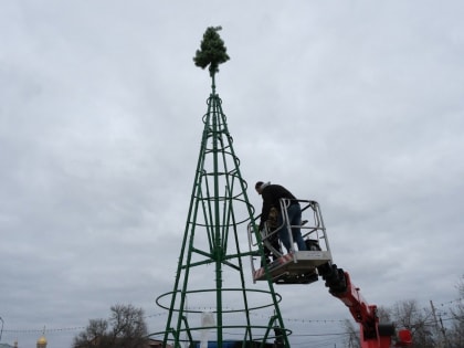 В Астраханской области уже начали устанавливать новогодние елки