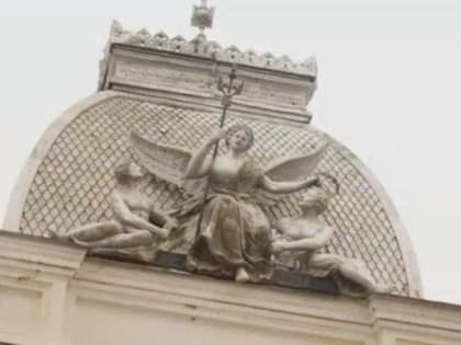 Что обозначает скульптура на здании общества взаимного кредита в Астрахани