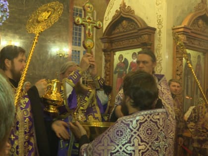 Православные астраханцы отмечают Воздвижение Креста Господня