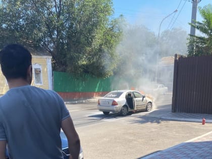 На оживленной улице Астрахани сгорело такси