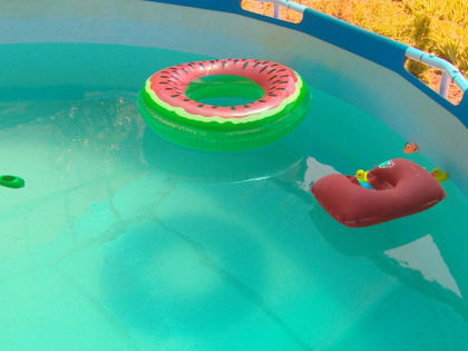 Астраханцам рассказали, как сделать безопасным купанием детей в каркасных бассейнах