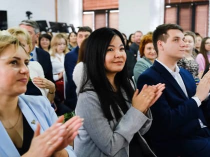 Астраханский губернатор наградил лучших педагогов