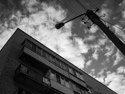 Соцсети: в Астраханской области ребенок сломал спину, упав с заброшки