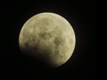 Астраханцы делятся снимками лунного затмения