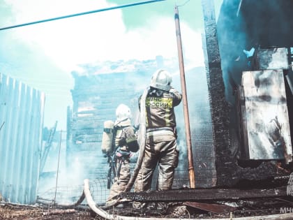 Возгорание хозпостроек и камыша в Астраханской области локализовано