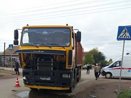 В Астрахани утром после столкновения с КамАЗом перевернулось такси с пассажирами: видео