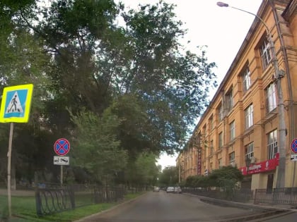 Астраханцы массово игнорируют запрет парковки на Савушкина