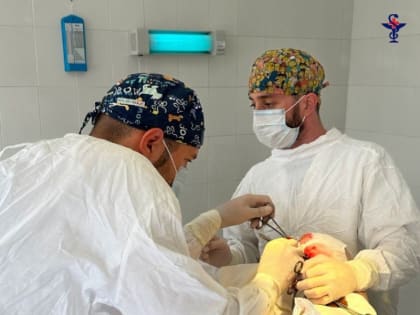 Астраханские хирурги спасли руку мужчине после травмы бензопилой