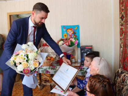 В Астрахани со столетним юбилеем поздравили учителя из Советского района