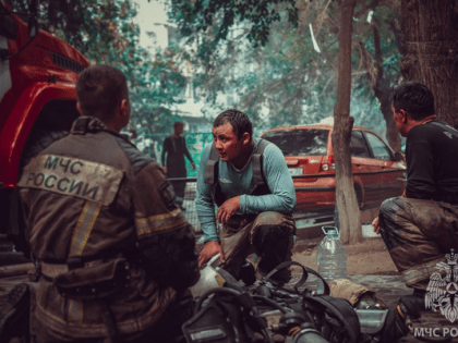 Жизнь вынесенной из огня женщины астраханские пожарные спасали до приезда скорой