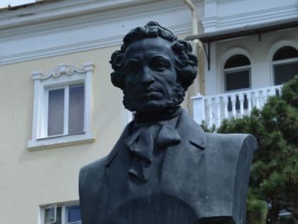 В Астрахани возложили цветы к памятнику Пушкина