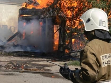 В Астрахани неизвестные подожгли жилой дом