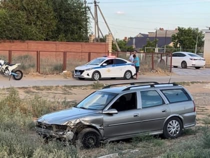 На Магистральной поехавший по обочине «Опель» протаранил повернувший БМВ