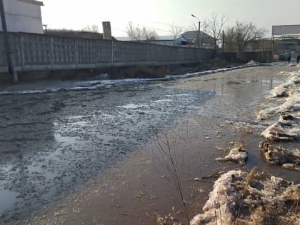 В Астрахани бесхозная труба мешает работе местного бизнеса