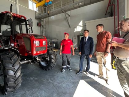 Из-за нехватки специалистов тракторы в Астраханской области ремонтируют прямо в полях