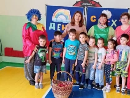 К малышам пришли клоуны