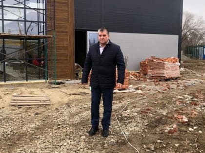 Алексей Штонда проверил ход строительства физкультурно-оздоровительного комплекса в Харабали
