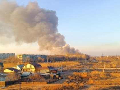 В Астрахани вновь загорелся камыш