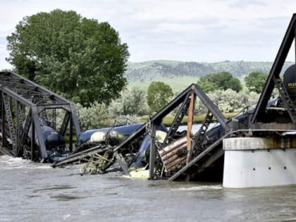 В США поезд с опасным грузом рухнул в реку