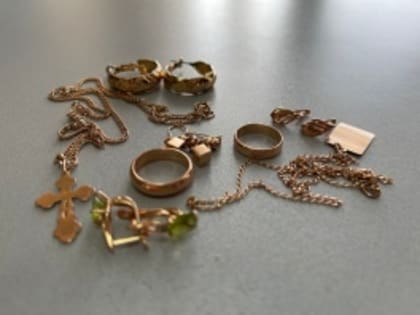 В Советском районе у двоих астраханцев похитили золотые украшения