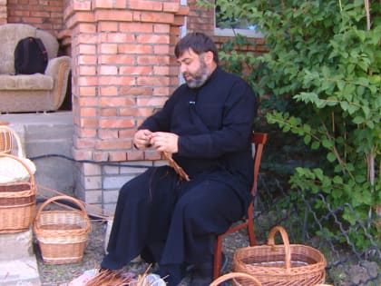 В Астрахани настоятель храма плетёт корзины