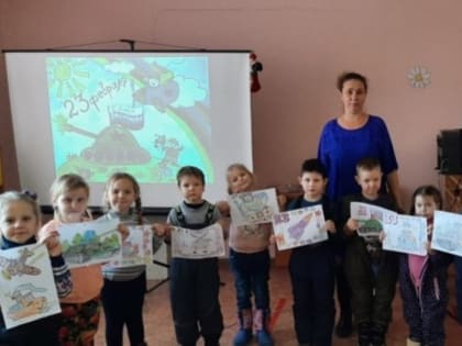 Готовят открытки солдатам