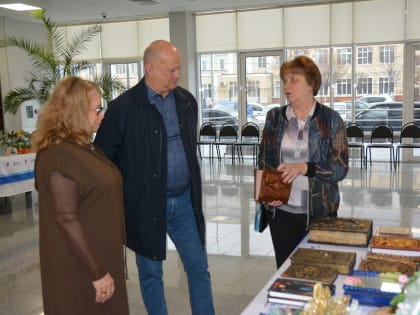 В Астрахани проходит предновогодняя ярмарка