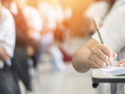 Школьники сдают экзамены