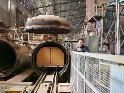 В Астрахани на завод за кирпичом выстраивается очередь из грузовиков