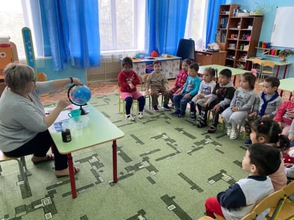 У приволжских малышей формируют представления о предметах через эксперименты