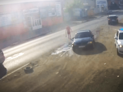 Судимый мужчина перекрыл проезжую часть в Астрахани и угрожал окружающим топором